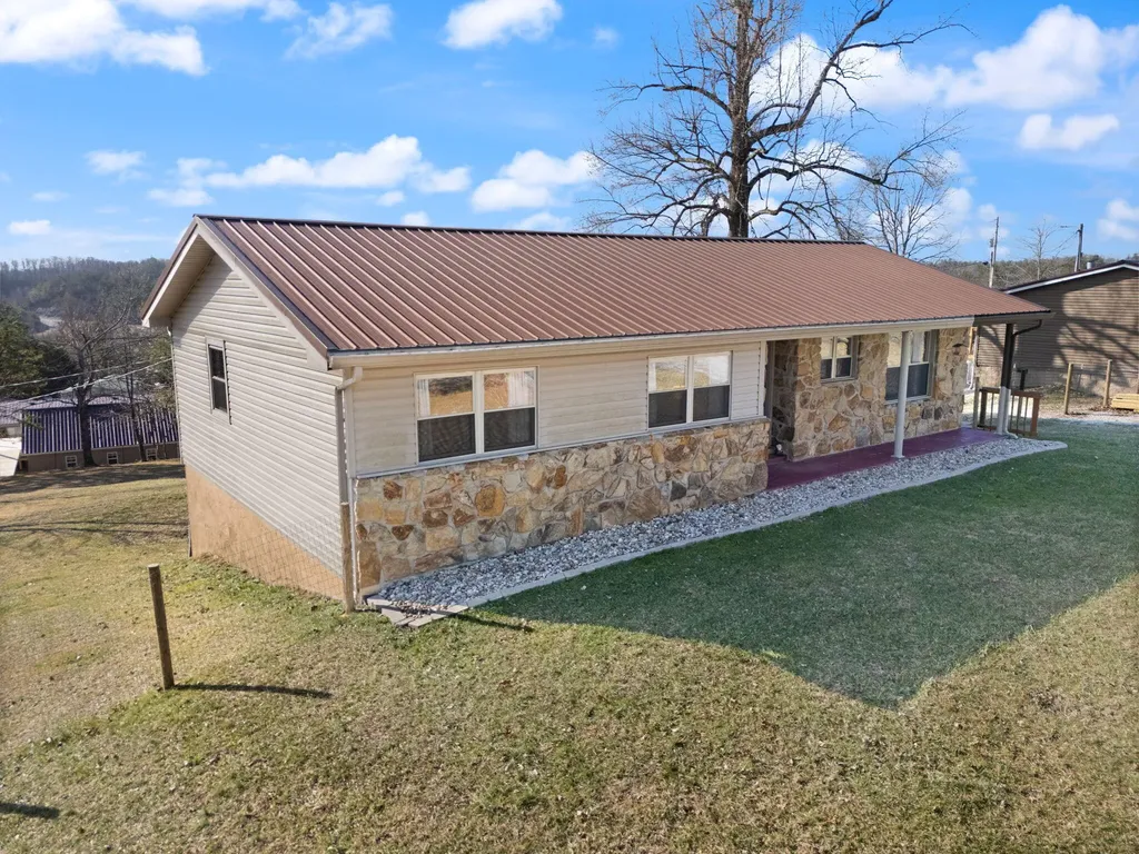 440 E Spencer Road Campton KY 41301
