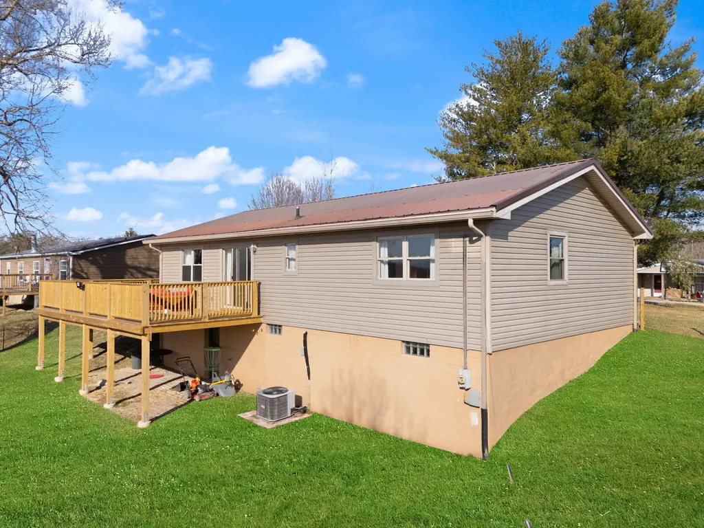440 E Spencer Road Campton KY 41301