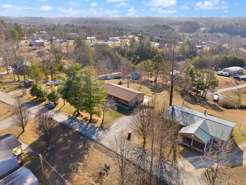 440 E Spencer Road Campton KY 41301