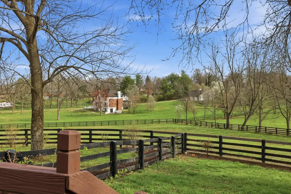 235 Lakewood Nicholasville KY 40356
