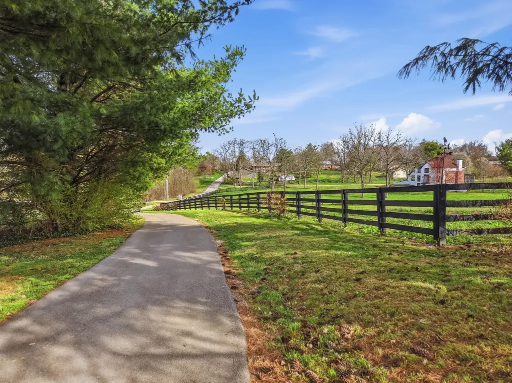235 Lakewood Nicholasville KY 40356