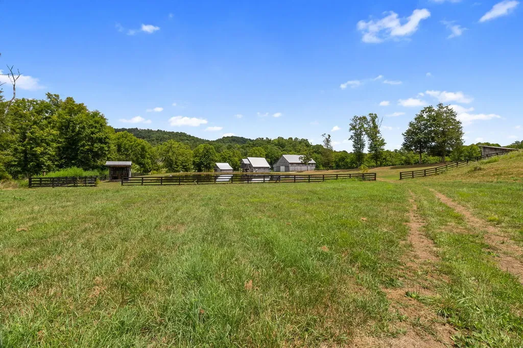 960 Jack Rakes Road Bradfordsville KY 40009
