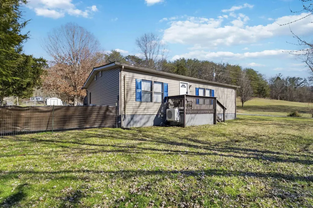 1072 Dry Branch Road Irvine KY 40336