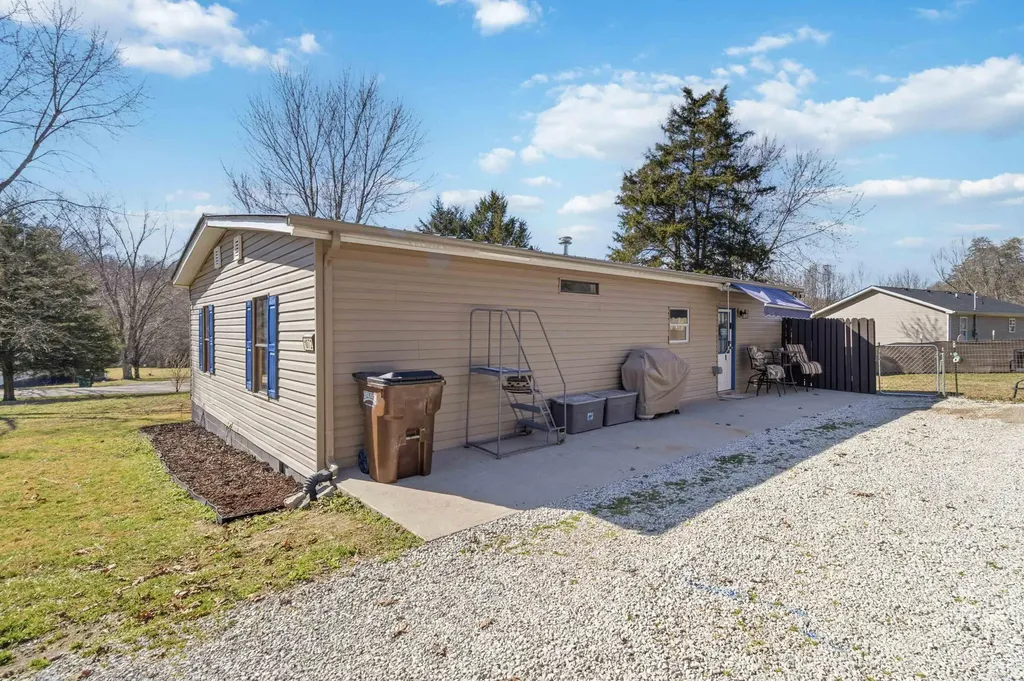 1072 Dry Branch Road Irvine KY 40336