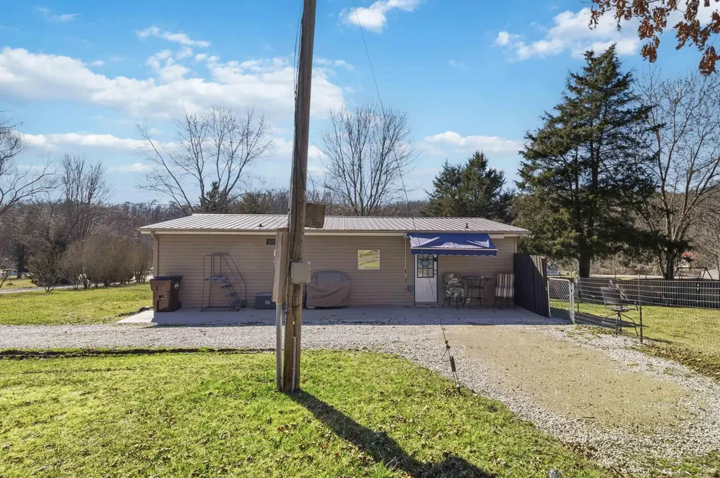1072 Dry Branch Road Irvine KY 40336