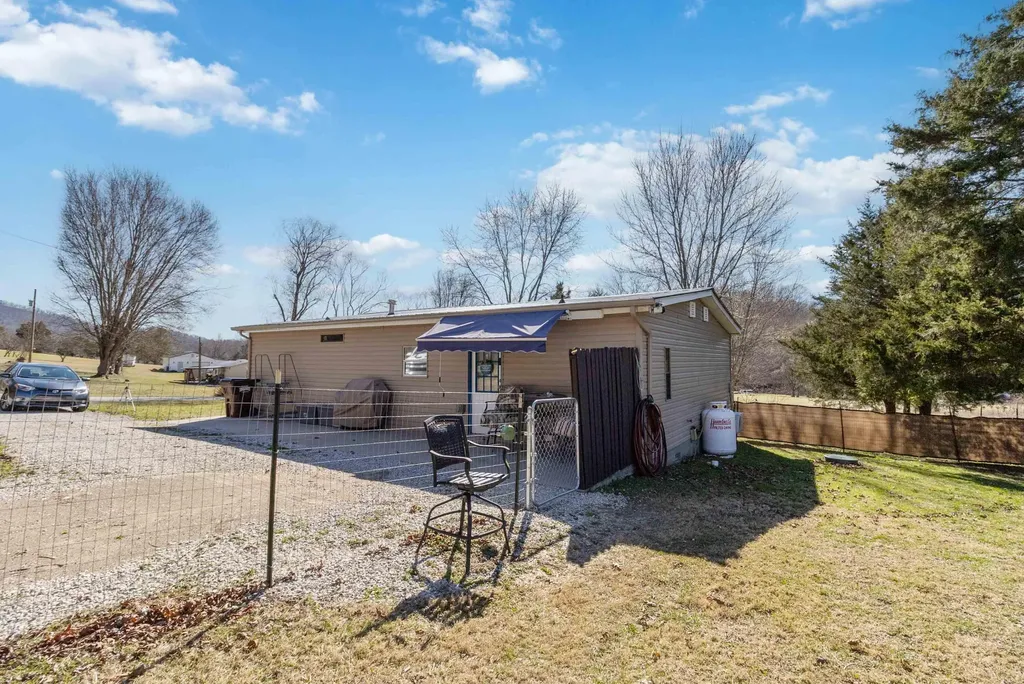 1072 Dry Branch Road Irvine KY 40336