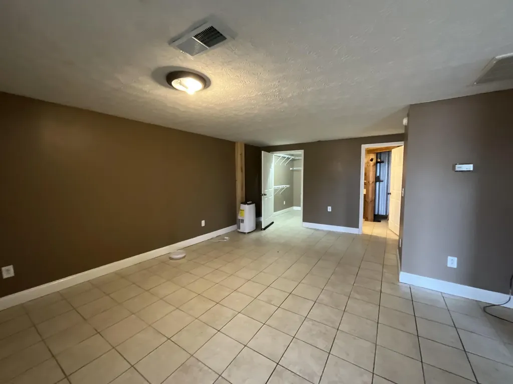 6687 U.s. 27 Science Hill KY 42553