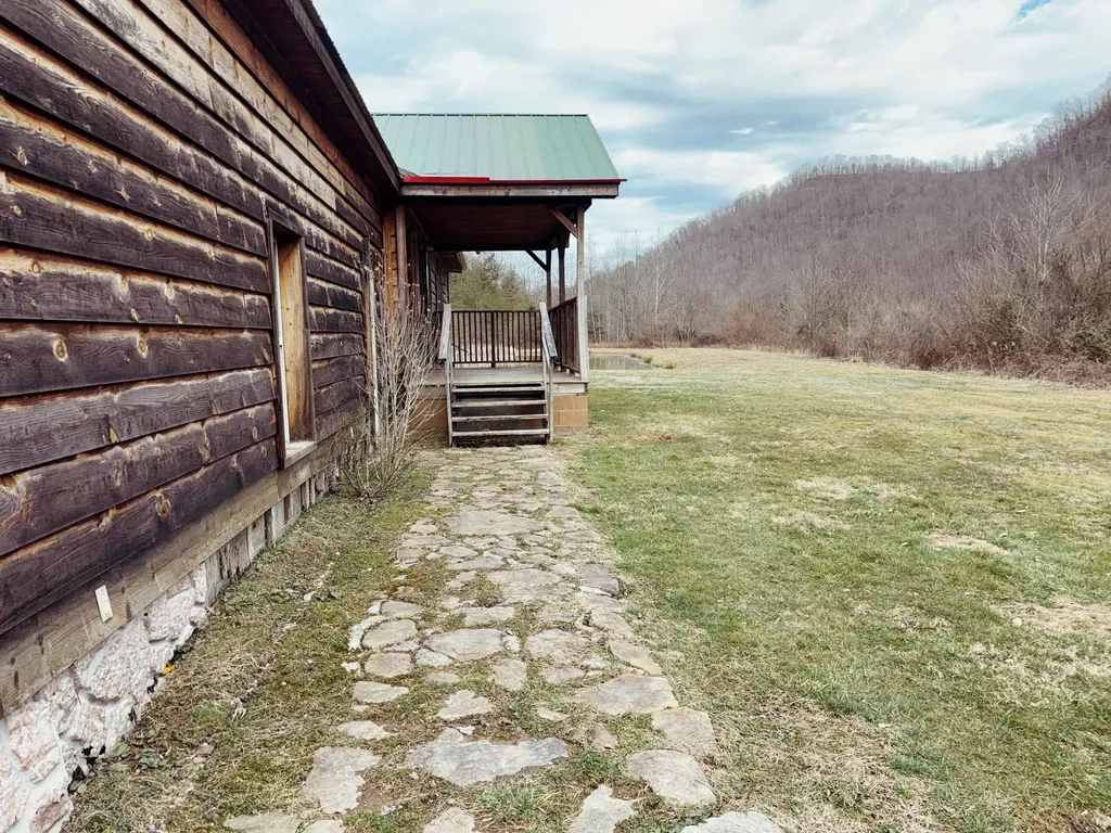 106 Honda Lane Flat Lick KY 40935