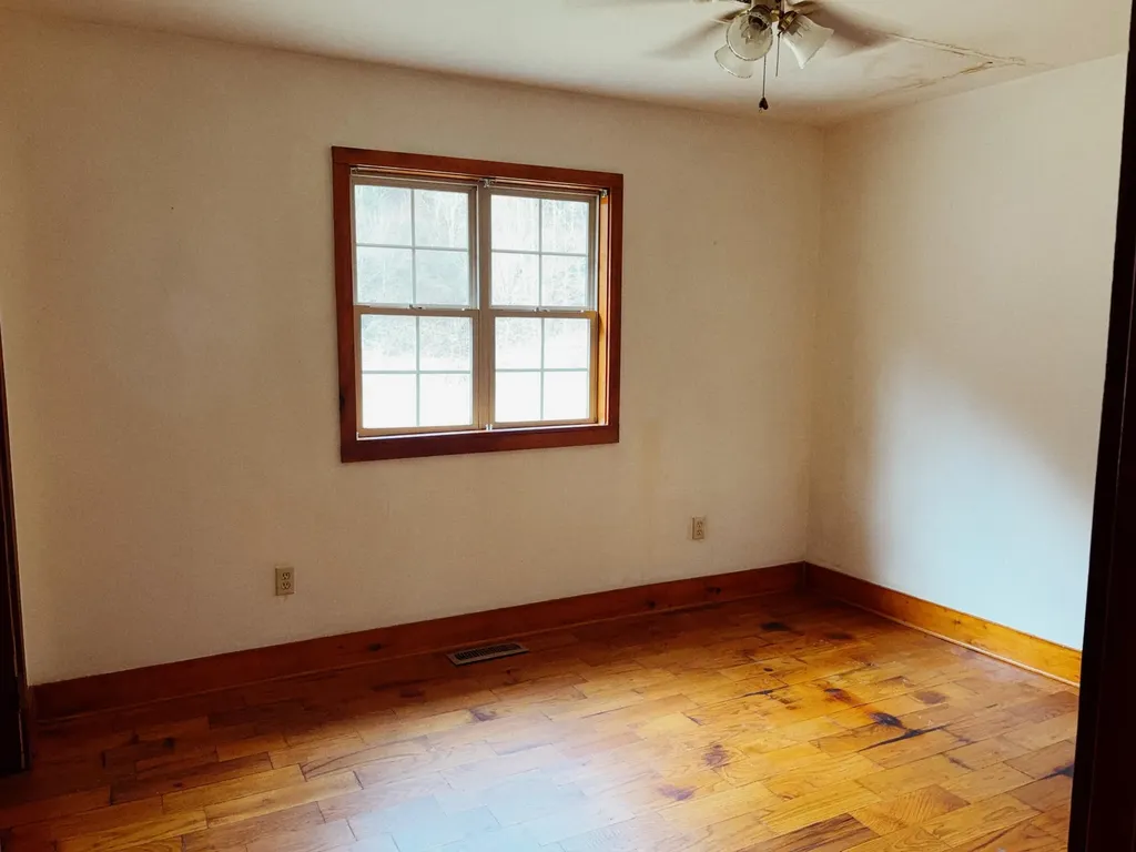 106 Honda Lane Flat Lick KY 40935