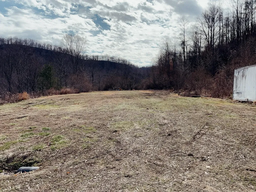 106 Honda Lane Flat Lick KY 40935
