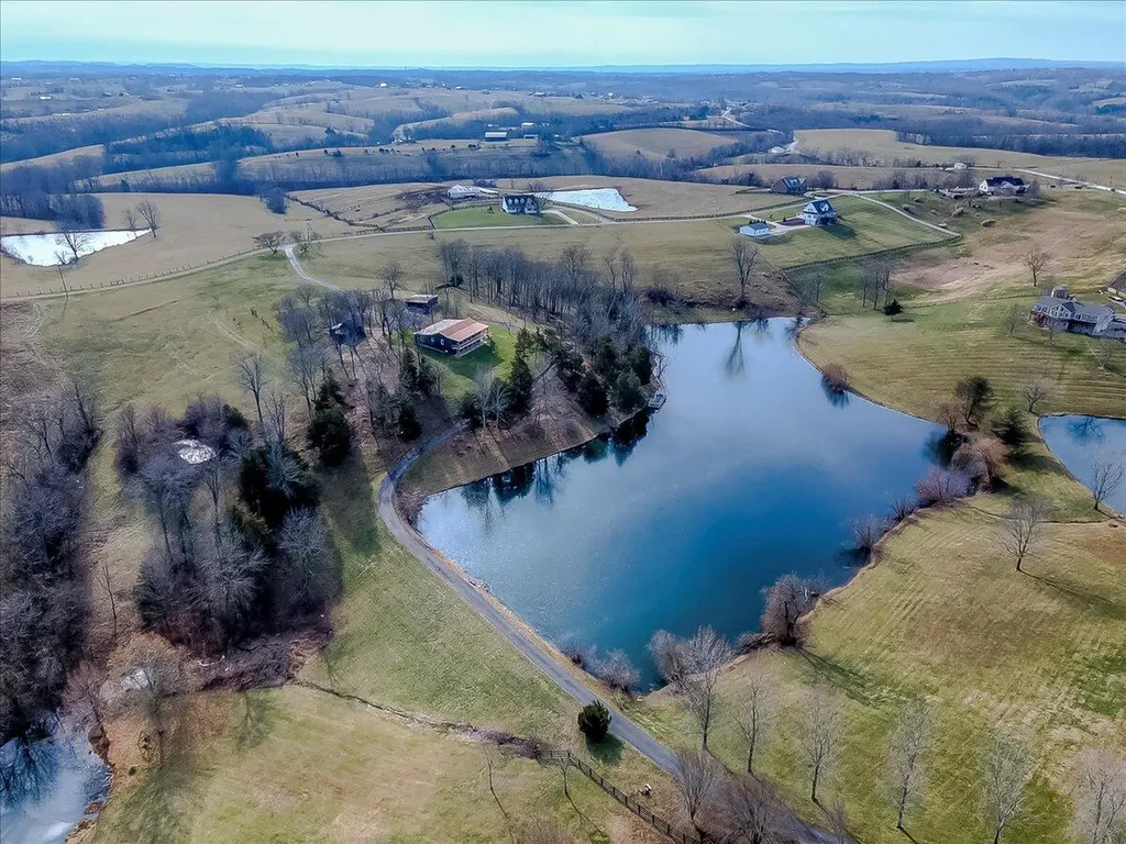 535 Twin Lakes Drive Lancaster KY 40444