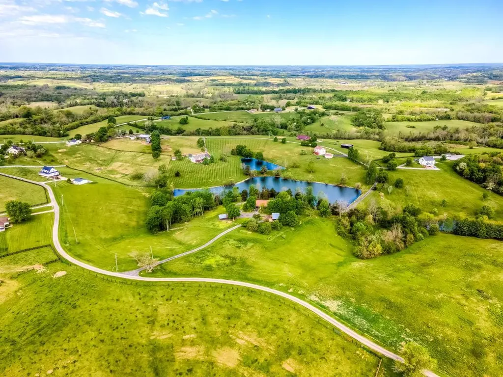 535 Twin Lakes Drive Lancaster KY 40444