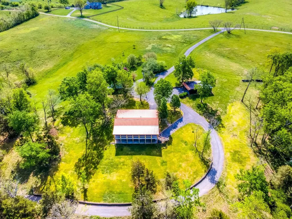 535 Twin Lakes Drive Lancaster KY 40444
