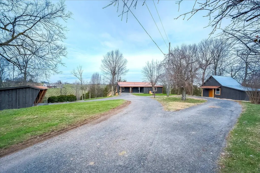 535 Twin Lakes Drive Lancaster KY 40444