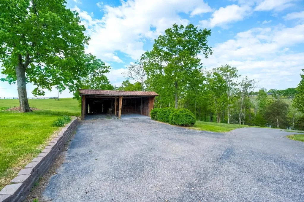 535 Twin Lakes Drive Lancaster KY 40444