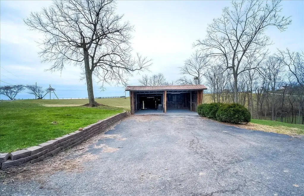 535 Twin Lakes Drive Lancaster KY 40444