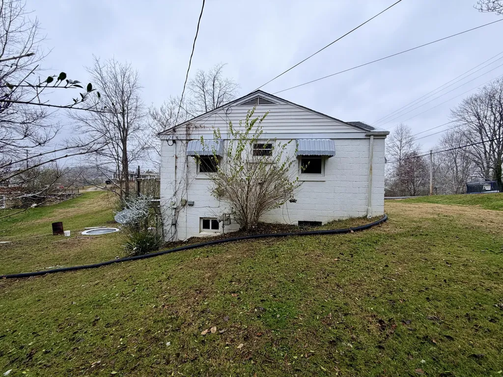 533 Mc Guire Avenue Beattyville KY 41311