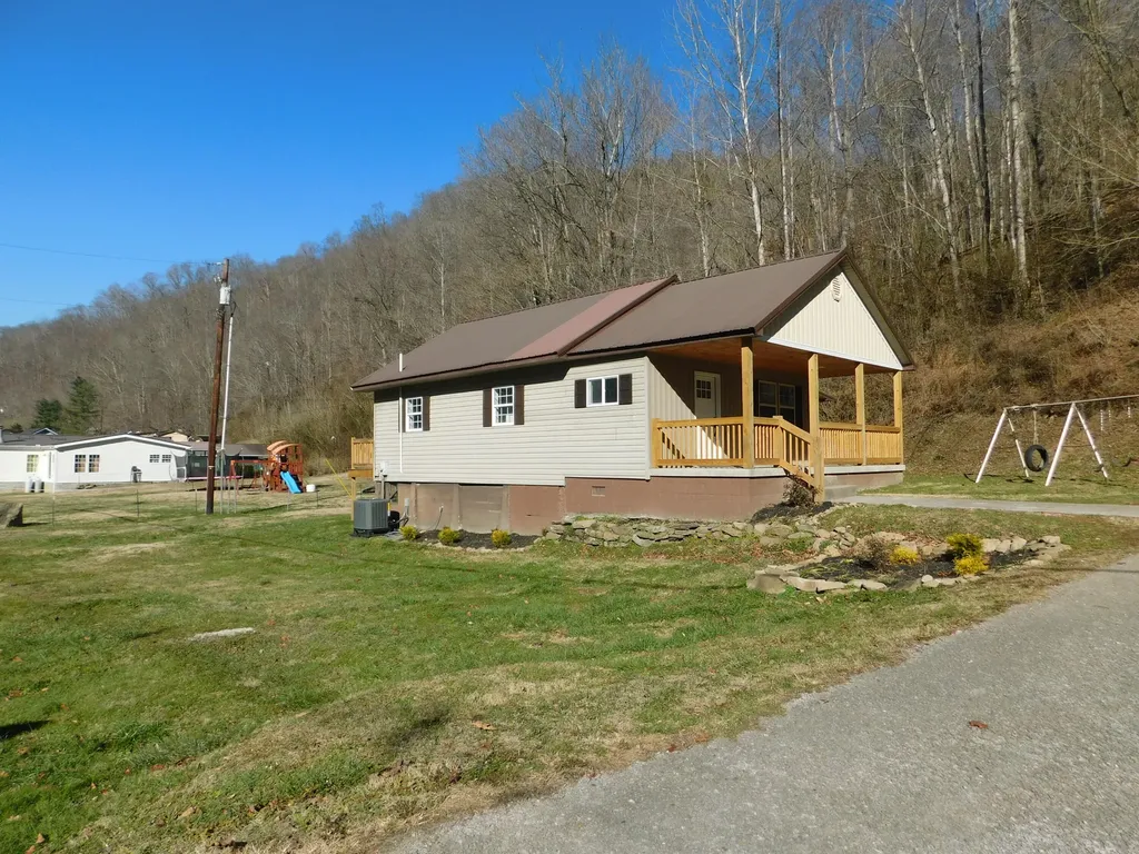 2885 Ky-215 Evarts KY 40828