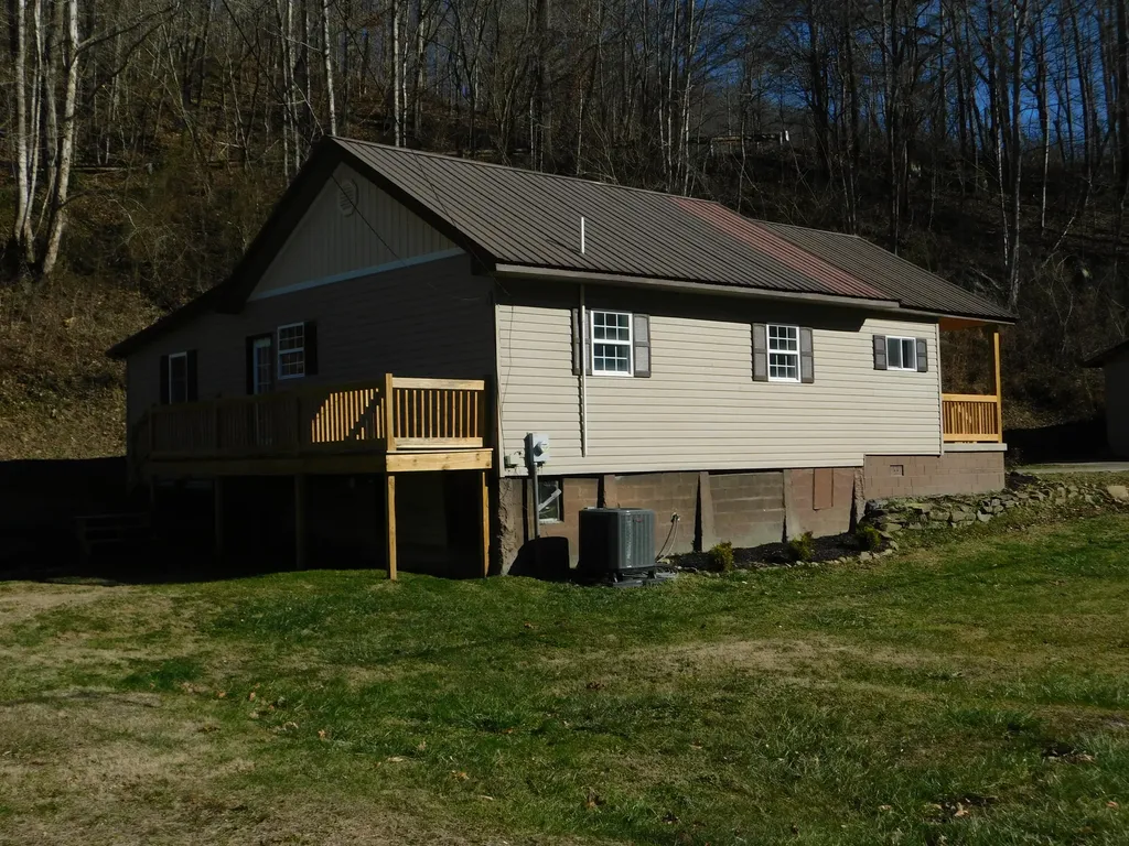 2885 Ky-215 Evarts KY 40828
