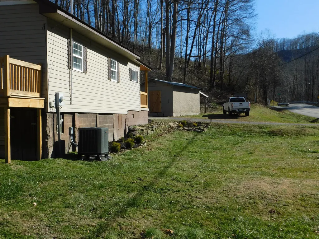 2885 Ky-215 Evarts KY 40828