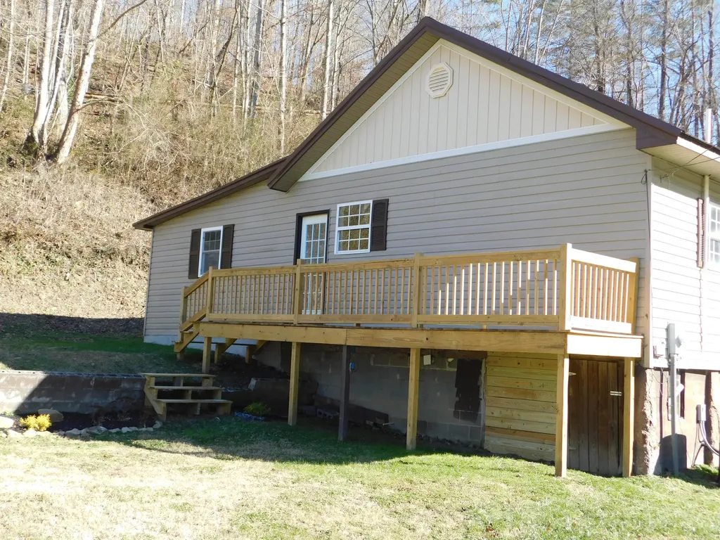 2885 Ky-215 Evarts KY 40828