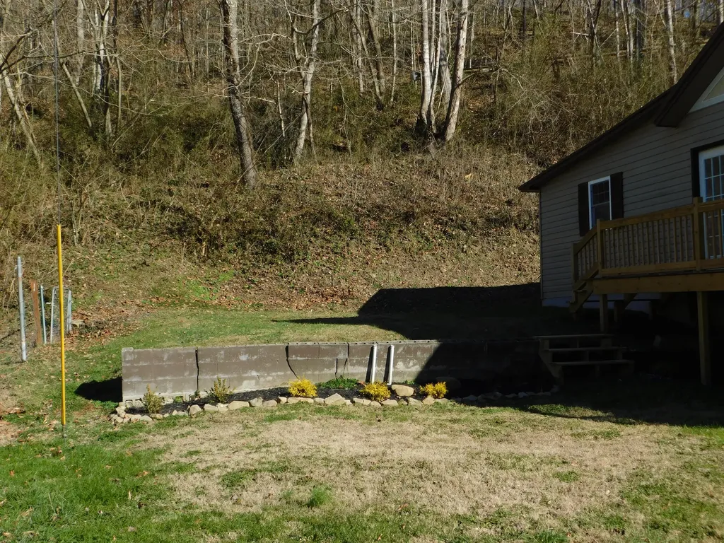 2885 Ky-215 Evarts KY 40828