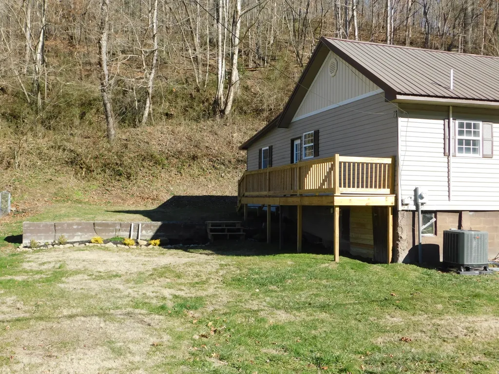 2885 Ky-215 Evarts KY 40828