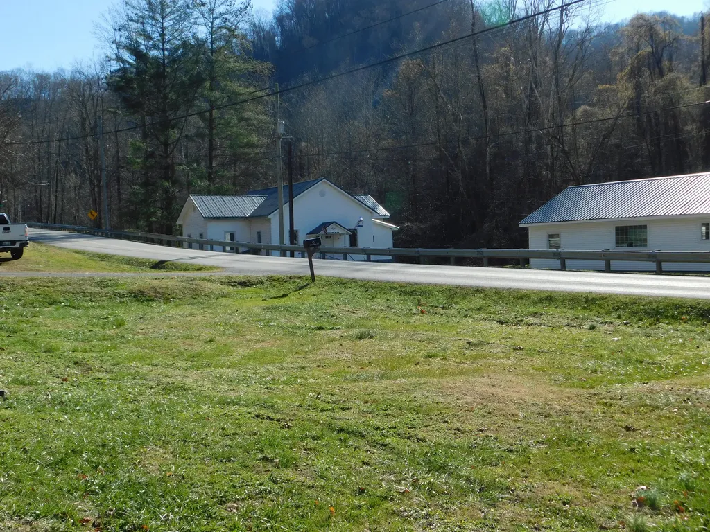 2885 Ky-215 Evarts KY 40828