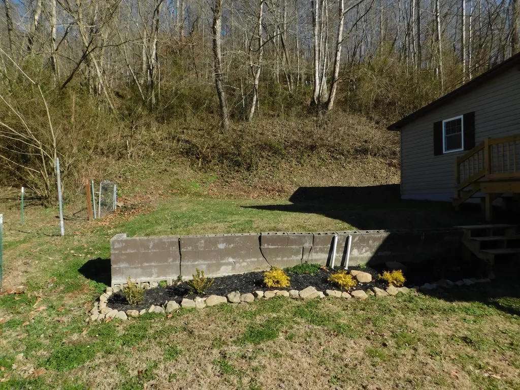 2885 Ky-215 Evarts KY 40828