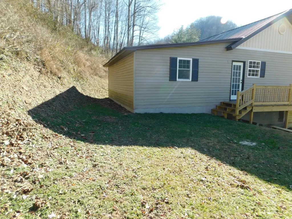2885 Ky-215 Evarts KY 40828