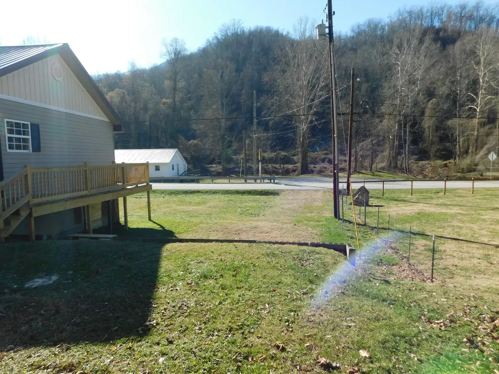 2885 Ky-215 Evarts KY 40828