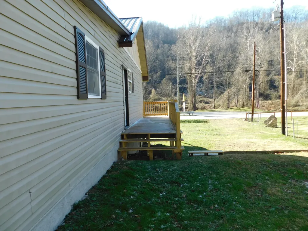 2885 Ky-215 Evarts KY 40828