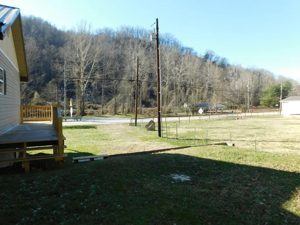 2885 Ky-215 Evarts KY 40828
