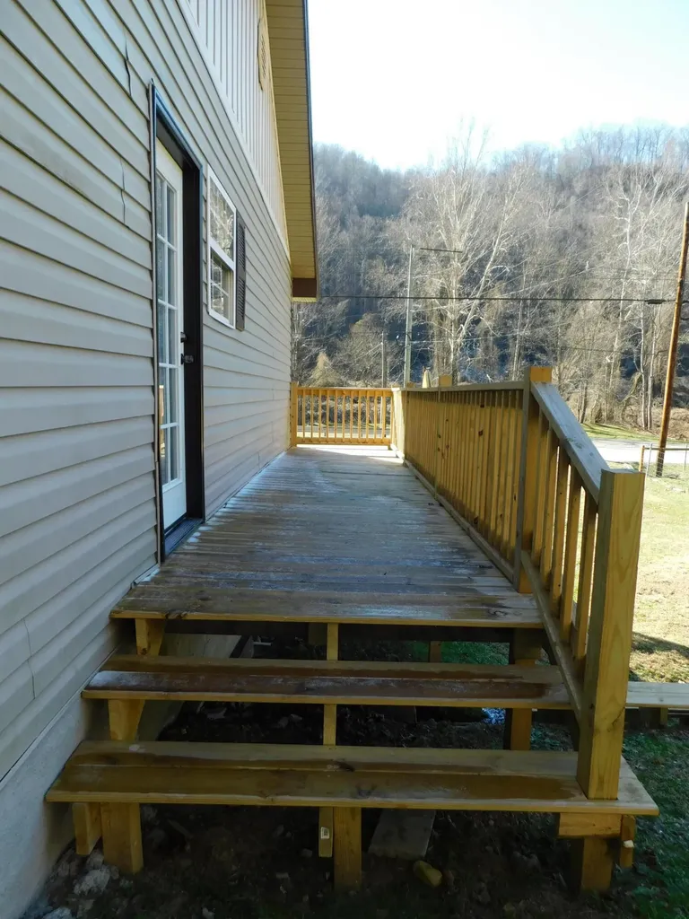 2885 Ky-215 Evarts KY 40828