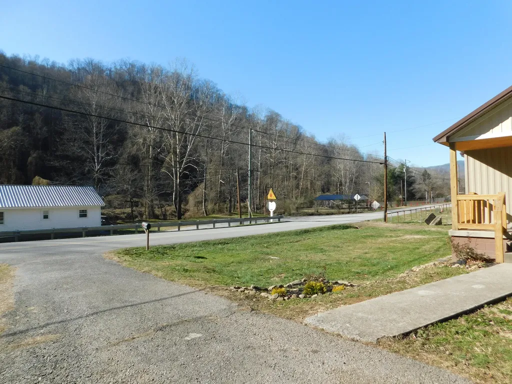 2885 Ky-215 Evarts KY 40828