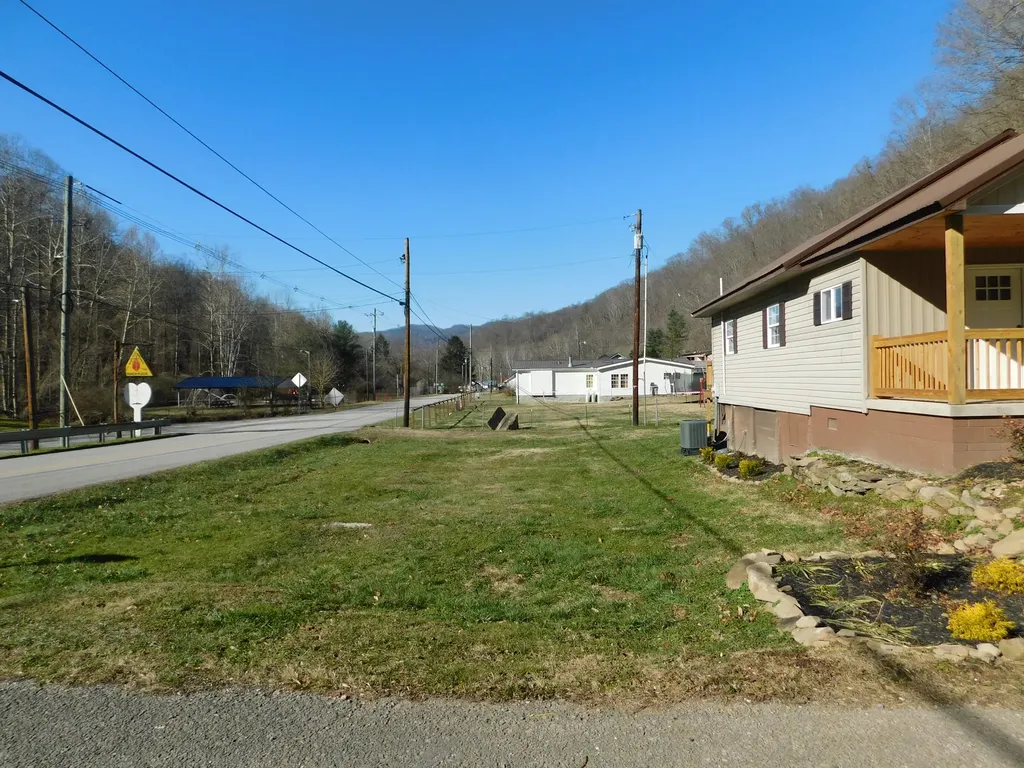 2885 Ky-215 Evarts KY 40828