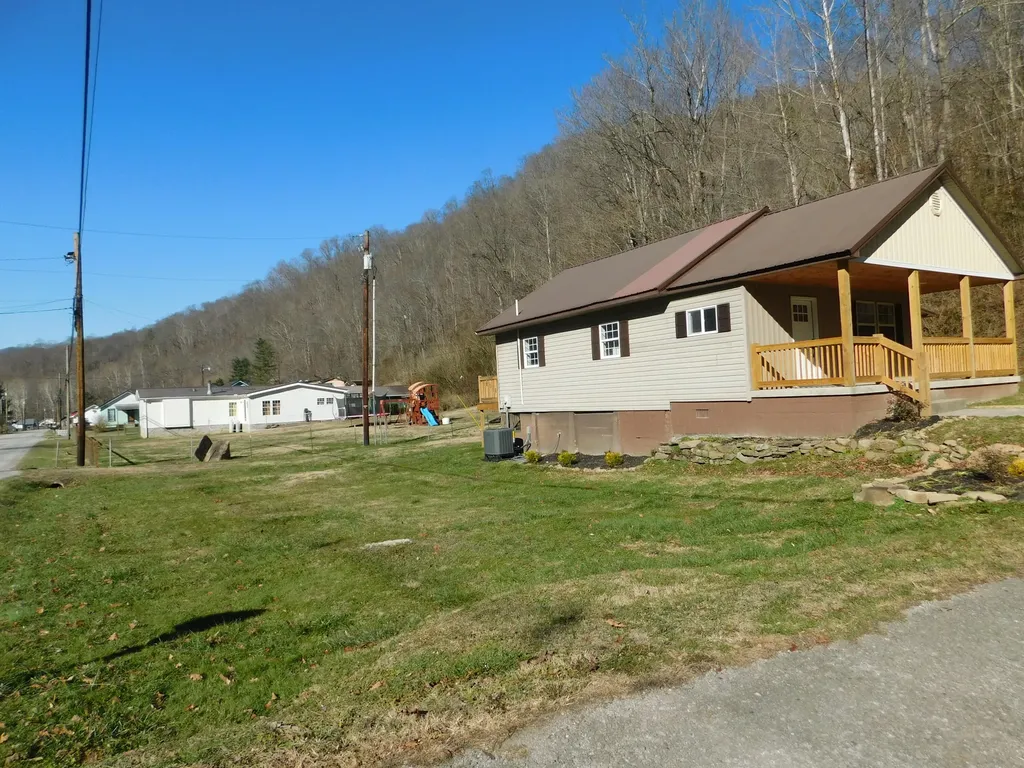 2885 Ky-215 Evarts KY 40828