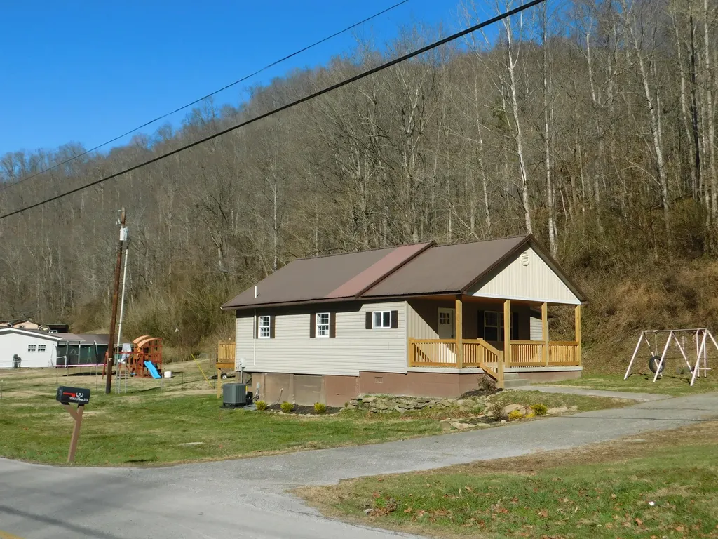 2885 Ky-215 Evarts KY 40828