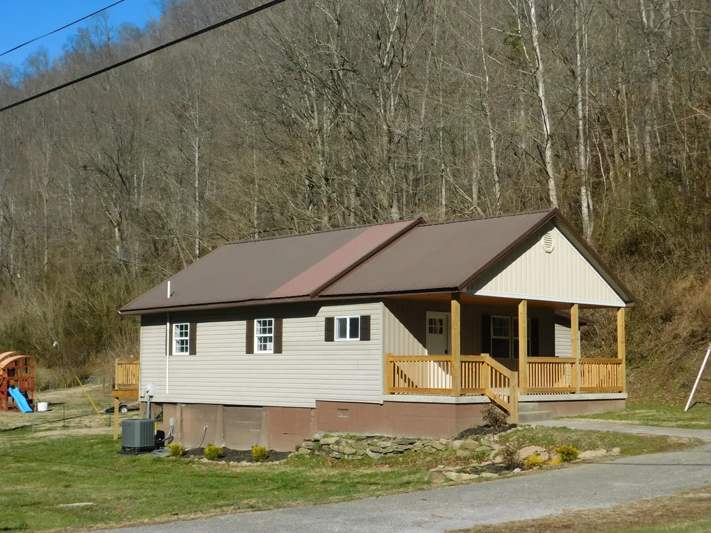 2885 Ky-215 Evarts KY 40828