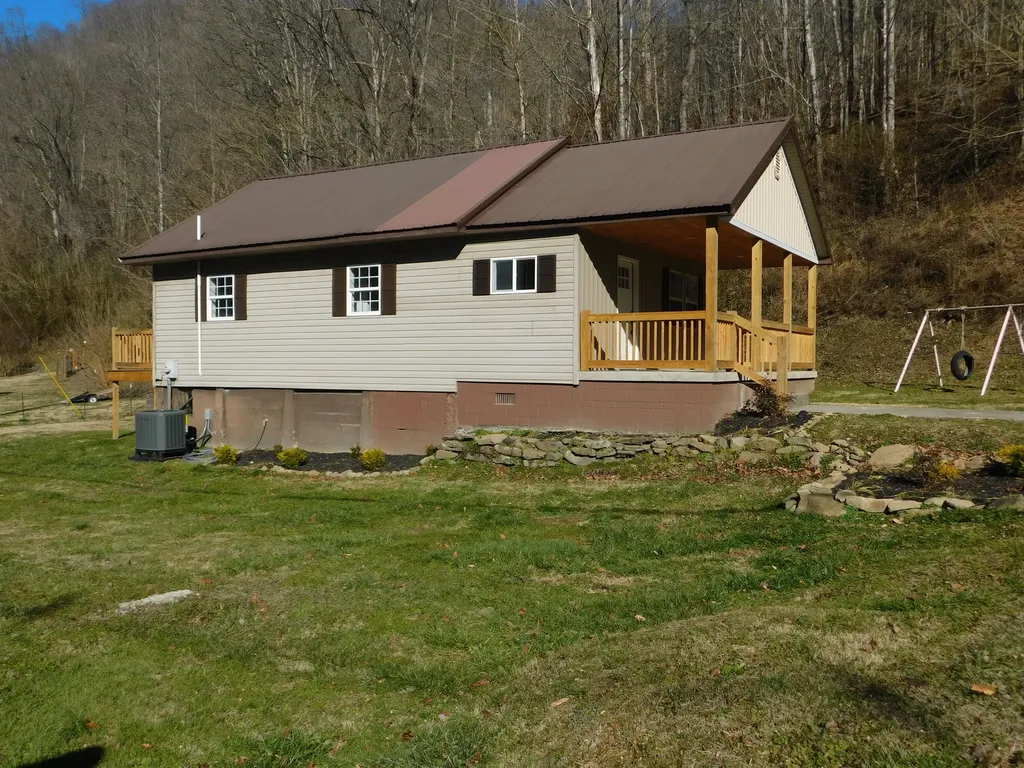 2885 Ky-215 Evarts KY 40828