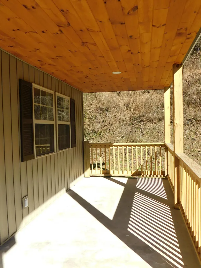 2885 Ky-215 Evarts KY 40828