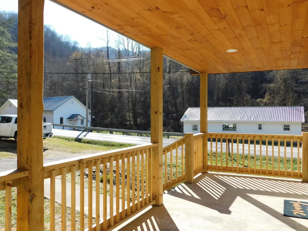 2885 Ky-215 Evarts KY 40828