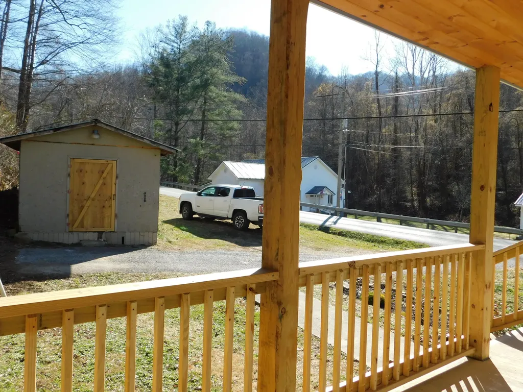 2885 Ky-215 Evarts KY 40828