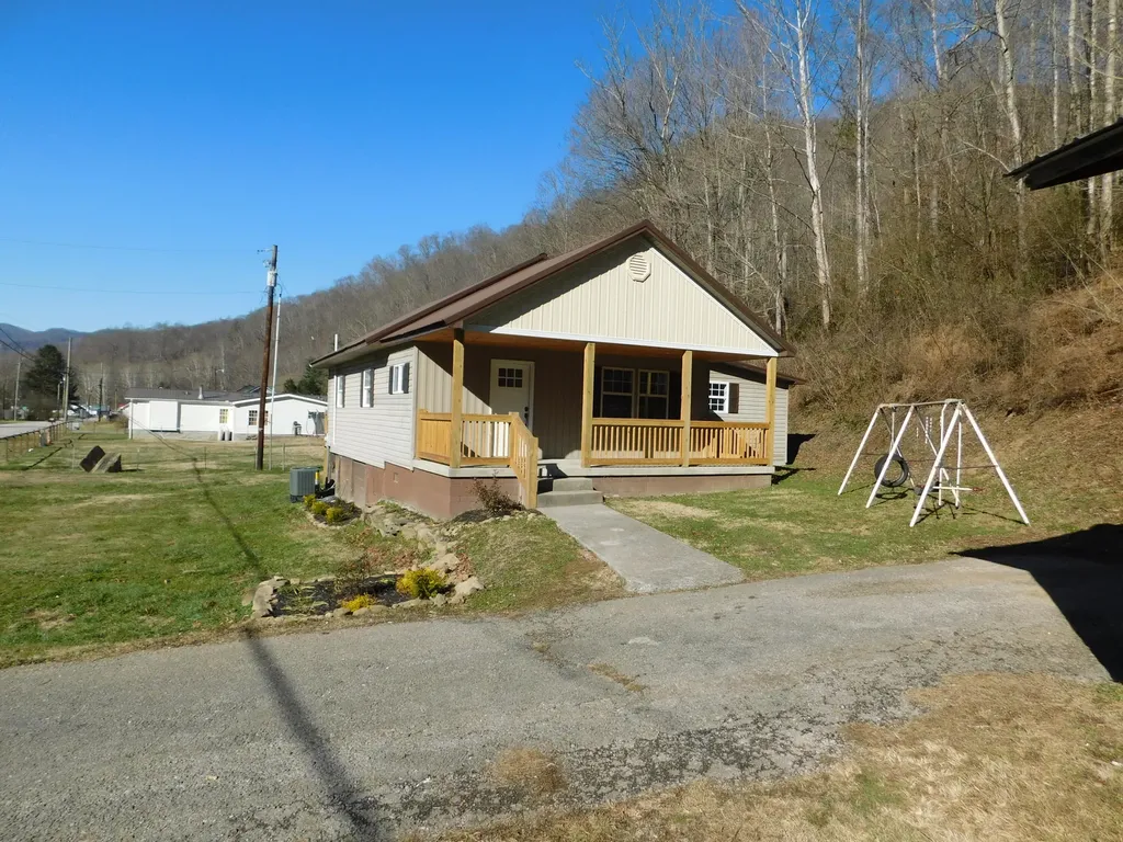 2885 Ky-215 Evarts KY 40828