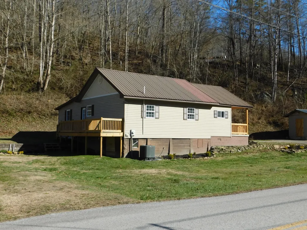 2885 Ky-215 Evarts KY 40828