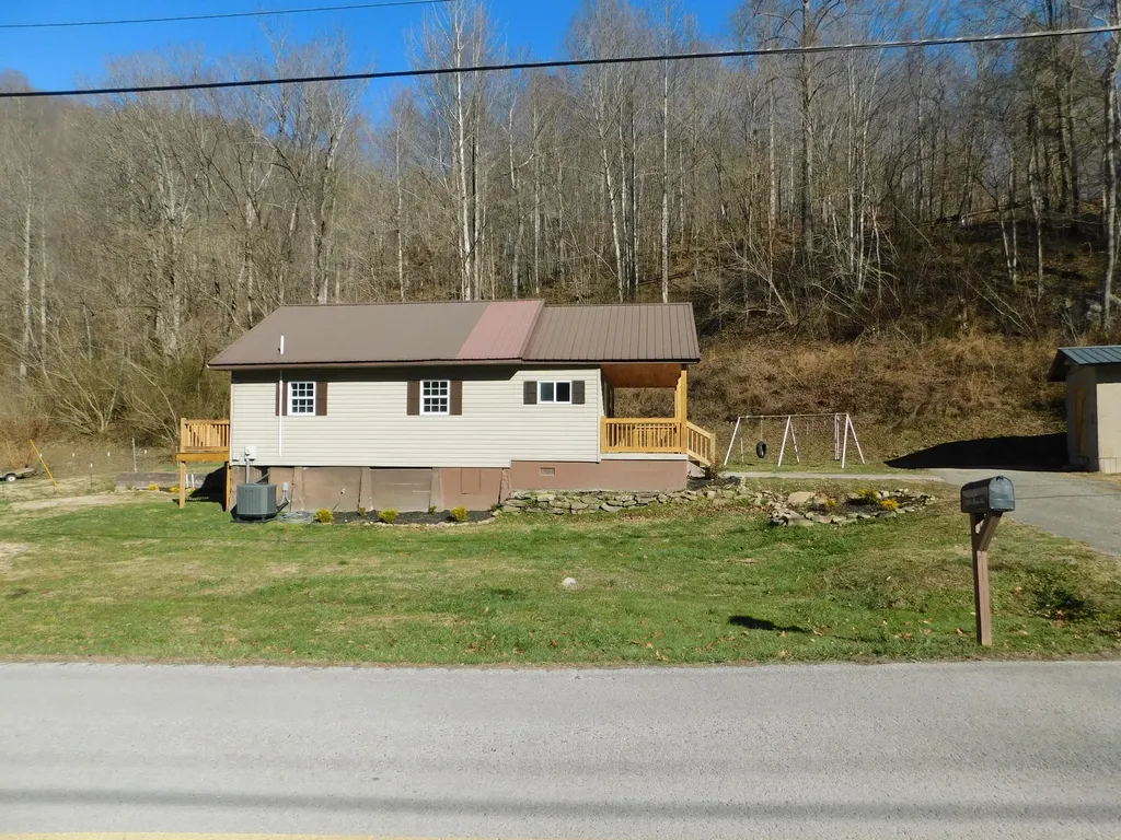 2885 Ky-215 Evarts KY 40828