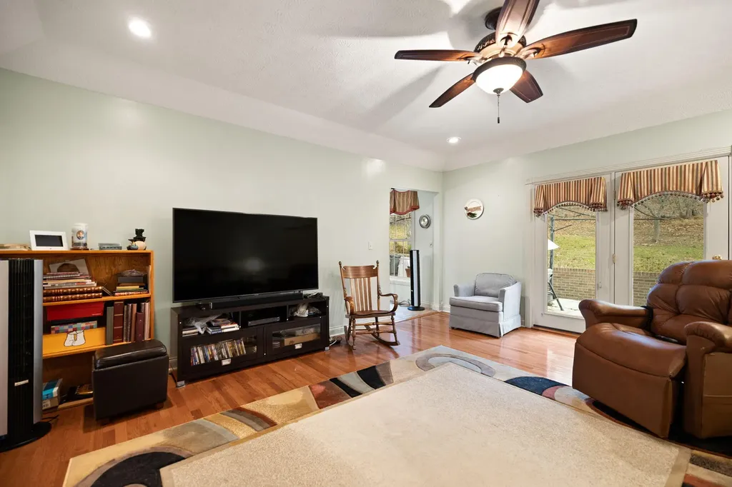 871 Woods Edge Drive Somerset KY 42503