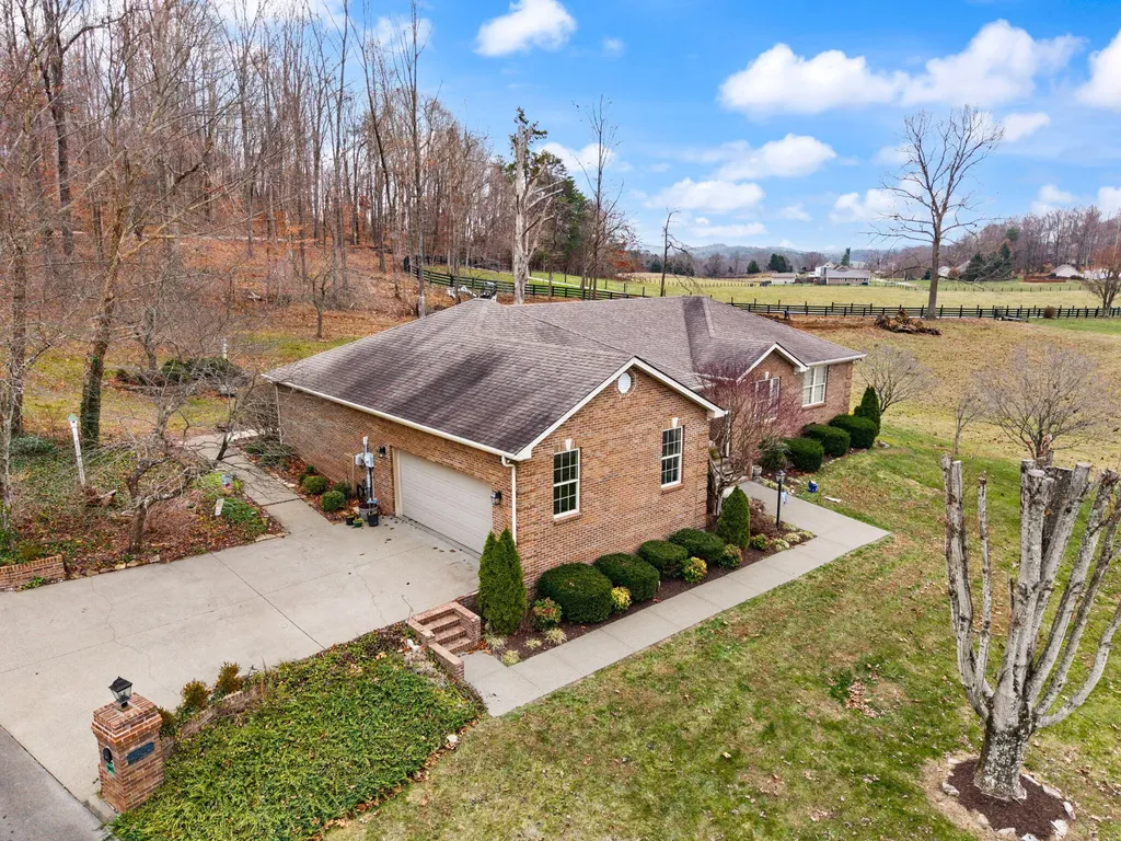 871 Woods Edge Drive Somerset KY 42503