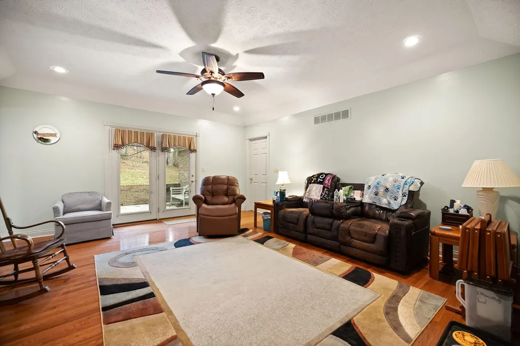 871 Woods Edge Drive Somerset KY 42503