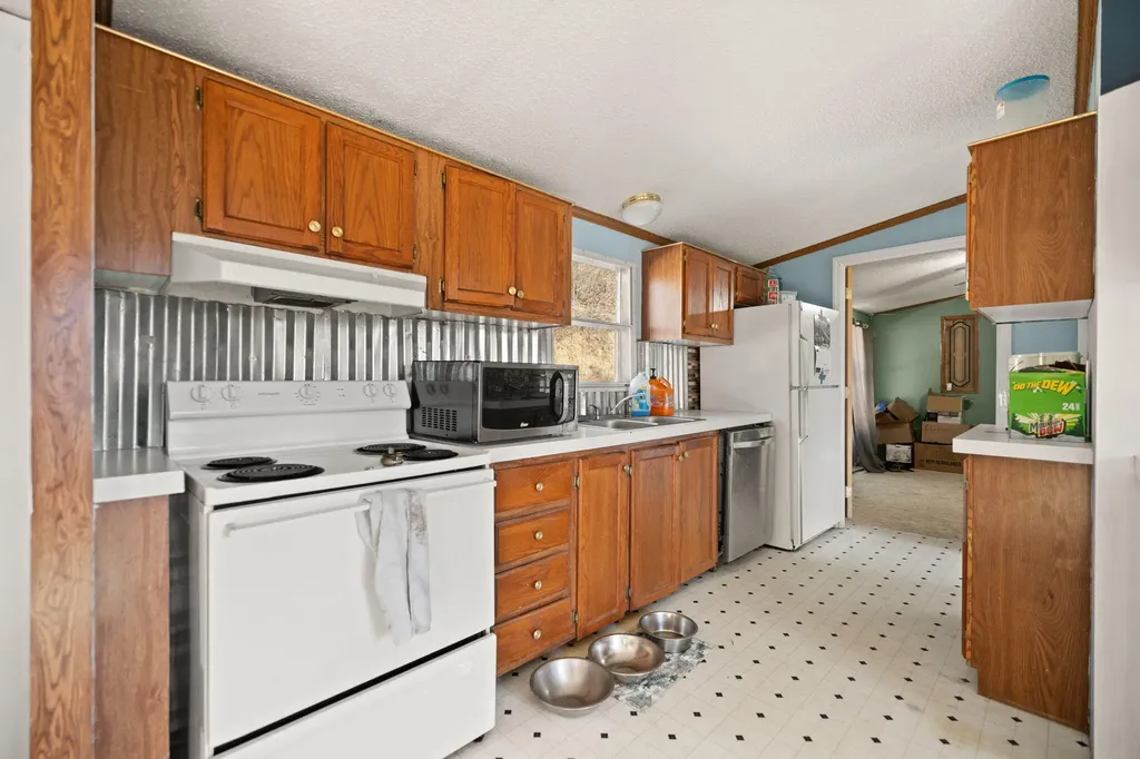 63 Elisha B Lane Mayking KY 41837